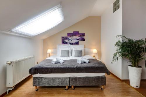 a bedroom with a large bed with two towels at Hotelik Świdwin in Świdwin