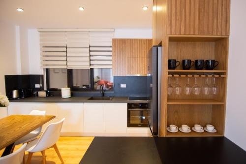 Η κουζίνα ή μικρή κουζίνα στο MOHO Residences Downtown Korca-Republika Boulevard