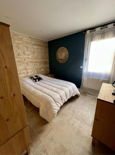 - une chambre avec un lit et un mur en bois dans l'établissement Le chalet des monts, à Formiguères