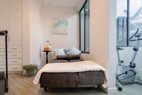sypialnia z łóżkiem i bieżnią w obiekcie Sky Loft a 3 cuadras de la UTPL 5min del centro w mieście Loja