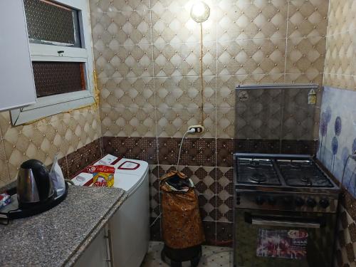 a small kitchen with a stove and a sink at Flores casas de playa in Alexandria