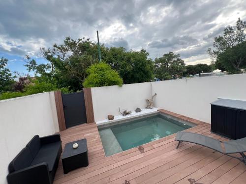 une petite piscine sur une terrasse en bois dans l'établissement Villa JOPI 3Ch piscine plage entierement climatisée, au Grau-dʼAgde