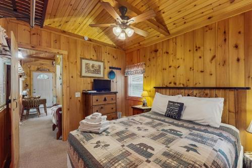 Ένα ή περισσότερα κρεβάτια σε δωμάτιο στο Cozy Cabin