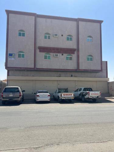 a group of cars parked in front of a building at شقق فاخره مفروشه القادسيه الثاني in Tabuk