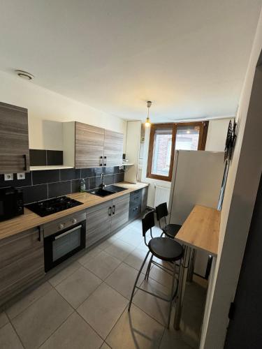 - une cuisine avec une table, des chaises et un comptoir dans l'établissement Townhouse 4 bedrooms 4 double beds, à Anzin