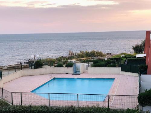 セットにあるT2 Front de Mer et Piscine - Pieds dans l'eauの海を背景にしたプール
