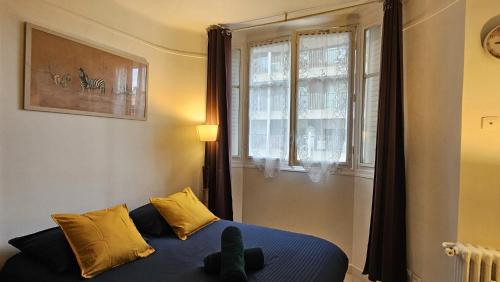 une chambre avec un lit avec un ours en peluche dessus dans l'établissement Studio très joli rénové quartier Notre-Dame Jardin des Plantes Panthéon près de la Seine, à Paris