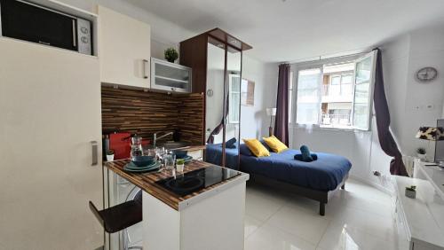 une chambre avec un lit et une cuisine avec un évier dans l'établissement Studio très joli rénové quartier Notre-Dame Jardin des Plantes Panthéon près de la Seine, à Paris