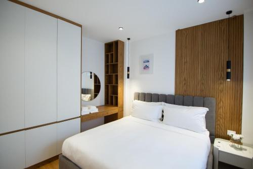 Ένα ή περισσότερα κρεβάτια σε δωμάτιο στο MOHO Residences Downtown Korca-Republika Boulevard