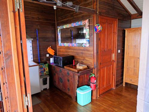 een kamer met een keuken met een fornuis en een koelkast bij karureve in Deshaies