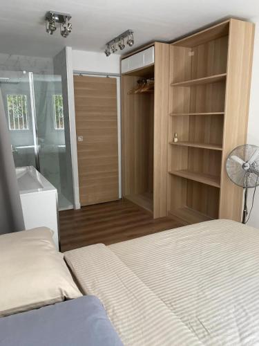 - une chambre avec un lit et un placard dans l'établissement Appartement T2 dans résidence Les Restanques du Golfe à Grimaud, à Grimaud