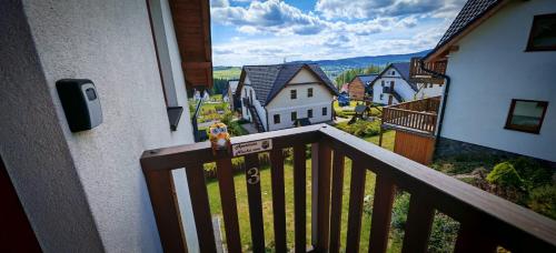 vistas a la ciudad desde el balcón de una casa en Apartmán Hluchá sova, en Horní Václavov