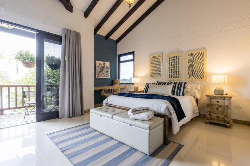 a bedroom with a bed and a balcony at KABINE in El Peñol