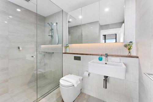 un bagno con wc, lavandino e doccia di Waterview Apartment a Shellharbour