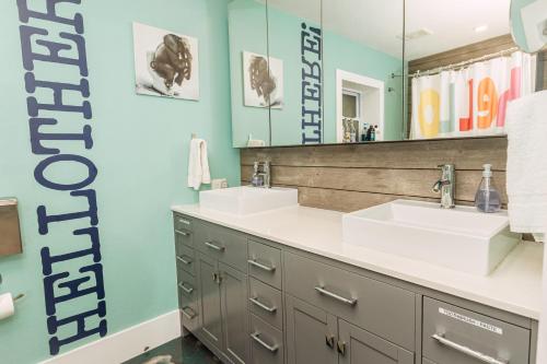 Un baño con dos lavabos y un espejo. en Wind Song - You Finally Found the Place You Were Looking For, en San Petersburgo