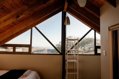 ein Schlafzimmer mit einem großen Fenster mit einer Leiter in der Unterkunft Fourteen Tumbleweed, Cathkin Estates by Euphoric Leisure in Ardmore