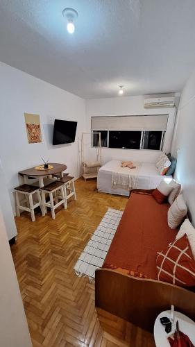 a large bedroom with a bed and a table at Studio confortável e bem localizado in Foz do Iguaçu