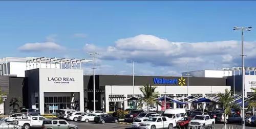 a parking lot with cars parked in front of a dealership at CASA DORADO A con AC Y SMART TV Planta Alta in Mezcales