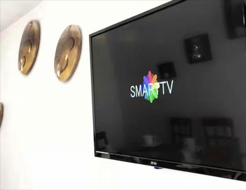 a flat screen tv with a smartify logo on it at CASA DORADO A con AC Y SMART TV Planta Alta in Mezcales
