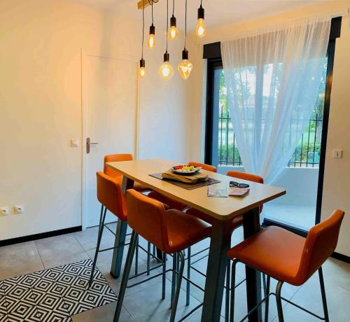une salle à manger avec une table et des chaises dans l'établissement Apartment Residence of Stade de France, à Saint-Denis