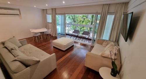 Uma área de estar em Apartamento 3 quartos no Quadrilátero de Charme em Ipanema