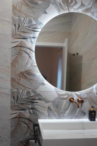 a bathroom with a mirror and a sink at La joya de la Alcazaba in Jerez de los Caballeros