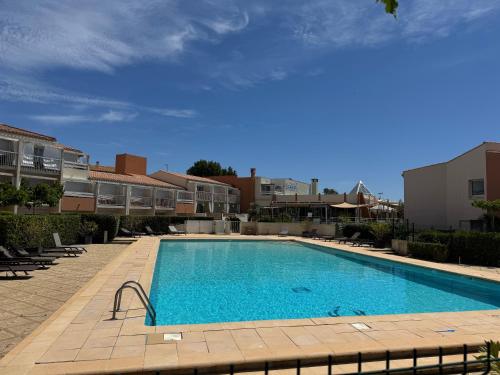 une piscine vide dans un complexe d'appartements dans l'établissement Capao, au Cap d'Agde