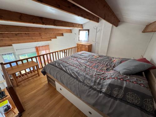 une chambre avec un lit et un parquet dans l'établissement Capao, au Cap d'Agde