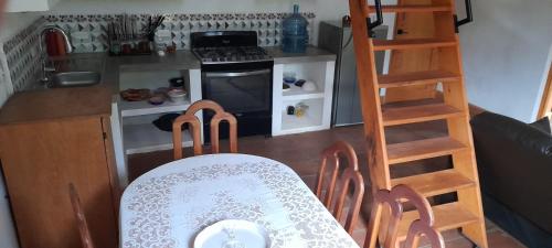 Η κουζίνα ή μικρή κουζίνα στο Cabaña El Colibrí