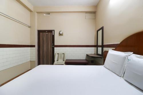 Postel nebo postele na pokoji v ubytování Hotel O Jayanthi Mansion