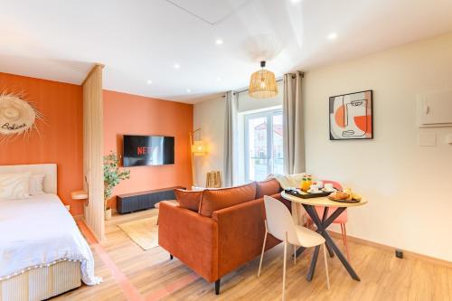 une chambre avec un lit, une table et une chaise dans l'établissement La suite Bohème Marrakech, à La Roche-sur-Yon