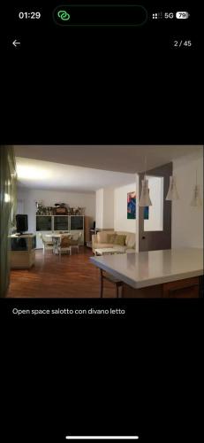 ein Wohnzimmer mit Sofa und Tisch in der Unterkunft Villa Nausica in Terracina