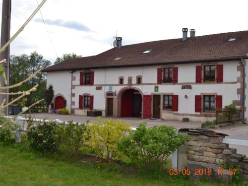 Gîte authentique avec terrasse couverte, 16 km de Gérardmer, 4 chambres, équipement bébé, Wi-Fi inclus - FR-1-589-231