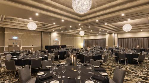 Restaurace v ubytování Holiday Inn Warwick Farm by IHG