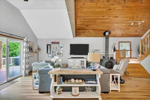 TV a/nebo společenská místnost v ubytování Wooded lakefront chalet with hot tub and game room