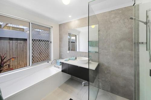 Bilik mandi di Lovely Waterfront Spacious Home