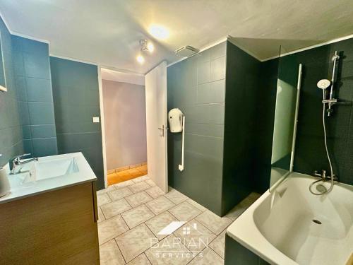 Koupelna v ubytování Maison climatisée 8 personnes - 3 chambres - calme et détente