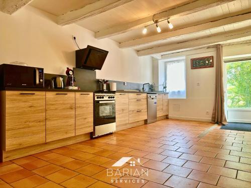 Kuchyň nebo kuchyňský kout v ubytování Maison climatisée 8 personnes - 3 chambres - calme et détente