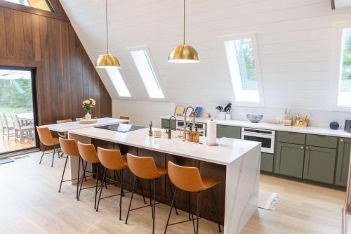 Dapur atau dapur kecil di TreeTops Ayframe, Supersized AFrame on the River with Hot Tub