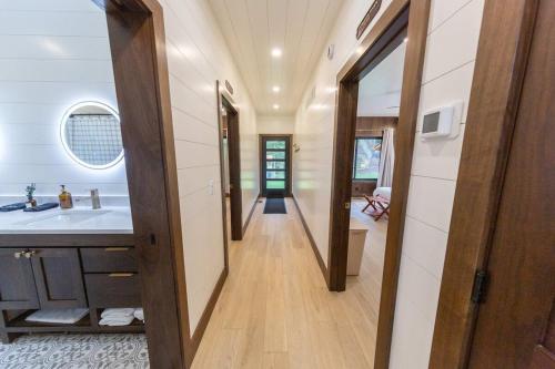 Katil atau katil-katil dalam bilik di TreeTops Ayframe, Supersized AFrame on the River with Hot Tub