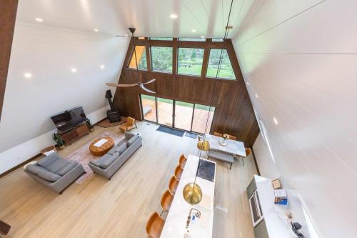 Ruang duduk di TreeTops Ayframe, Supersized AFrame on the River with Hot Tub