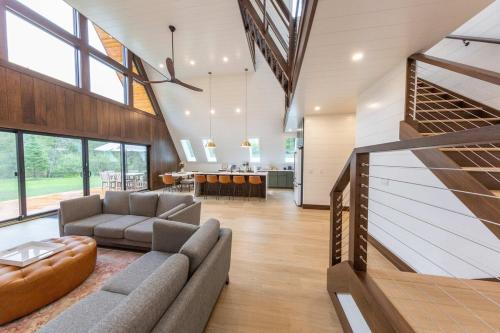 Ruang duduk di TreeTops Ayframe, Supersized AFrame on the River with Hot Tub