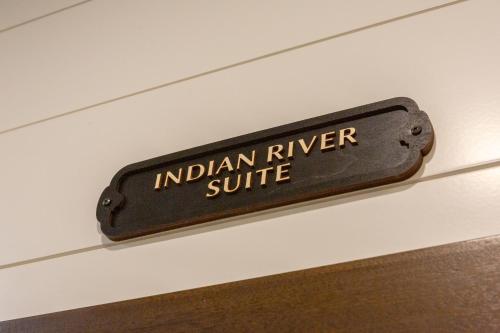Sijil, anugerah, tanda atau dokumen lain yang dipamerkan di TreeTops Ayframe, Supersized AFrame on the River with Hot Tub
