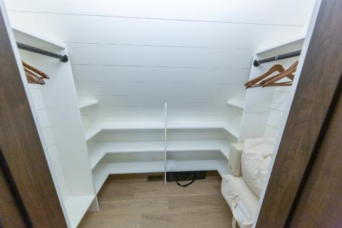 Katil atau katil-katil dalam bilik di TreeTops Ayframe, Supersized AFrame on the River with Hot Tub