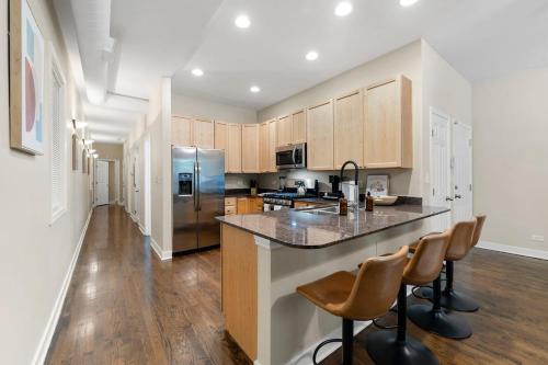 Una cocina con una gran isla en una habitación. en Quick Drive to Downtown Chicago & Early Check-In, en Chicago