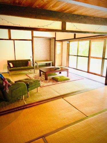 Khu vực ghế ngồi tại Yubara Hot Springs - Entire Home, Relaxing River Access, Families Welcome