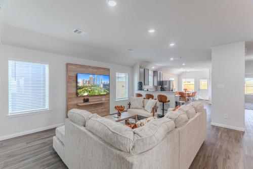ヒューストンにあるElegant Home with Jacuzzi hot tub and pool tableのリビングルーム(大きなソファ付)、キッチンが備わります。
