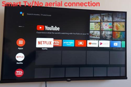 Maruve Guesthouse 12 min from Melb airportにあるテレビまたはエンターテインメントセンター