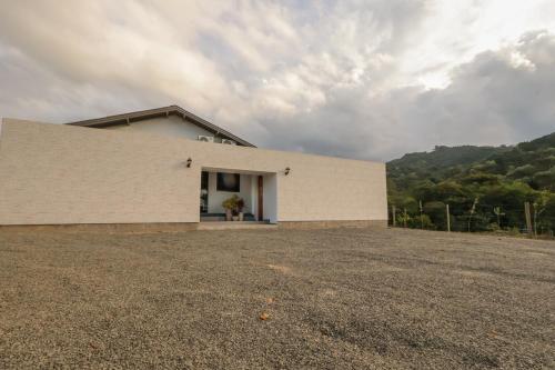 Nespecifikovaný výhled na hory nebo výhled na hory při pohledu z prázdninového domu