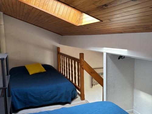 - une petite chambre avec un lit et un plafond en bois dans l'établissement Maison 2 chambres à Biscarrosse Plage, à deux pas de la mer, avec terrasse, parking et ménage inclus - FR-1-319-438, à Biscarrosse